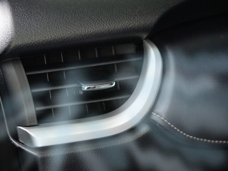 Klima za auto puše hladan zrak
