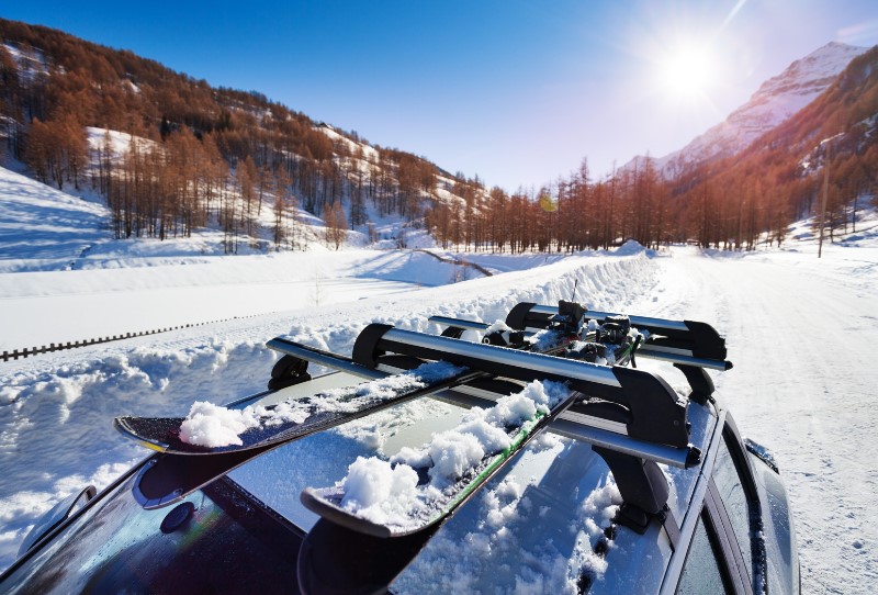 automobilski nosači za skije se montiraju na krovne nosače