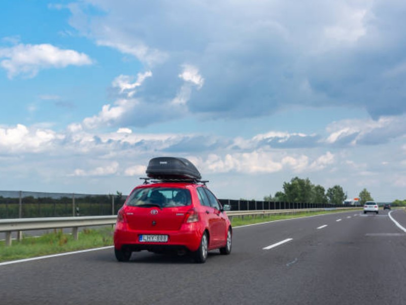 Krovni nosači za auto za dodatni prostor i funkcionalnost