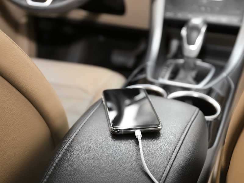 Punjač mobitela za auto