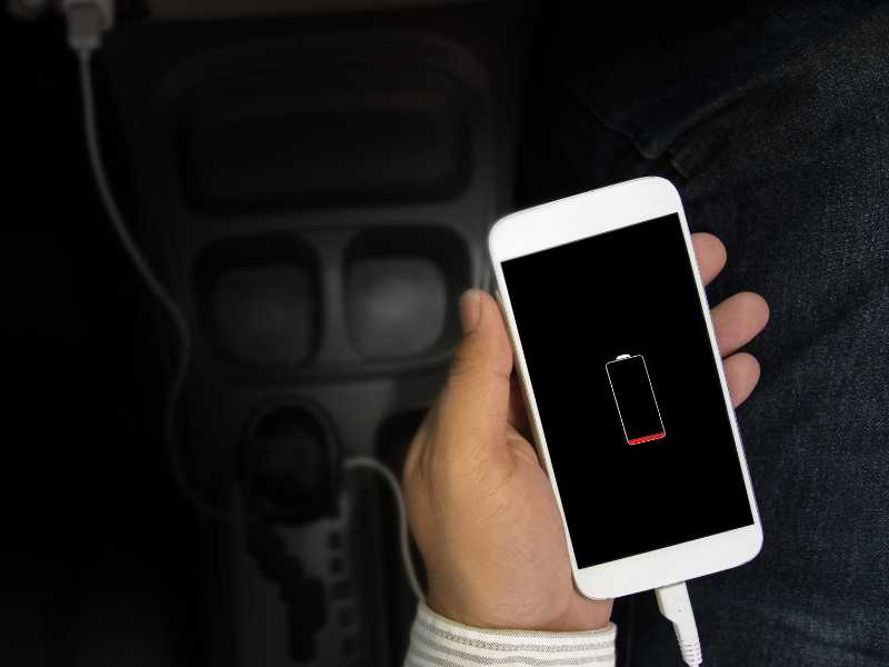 Punjač mobitela za auto kao dodatak za praktičniju vožnju